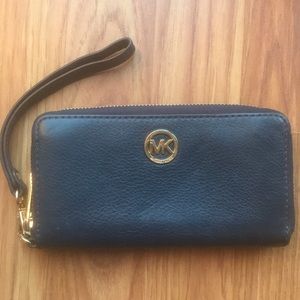MICHAEL KORS NAVY WALLET/WRISTLET